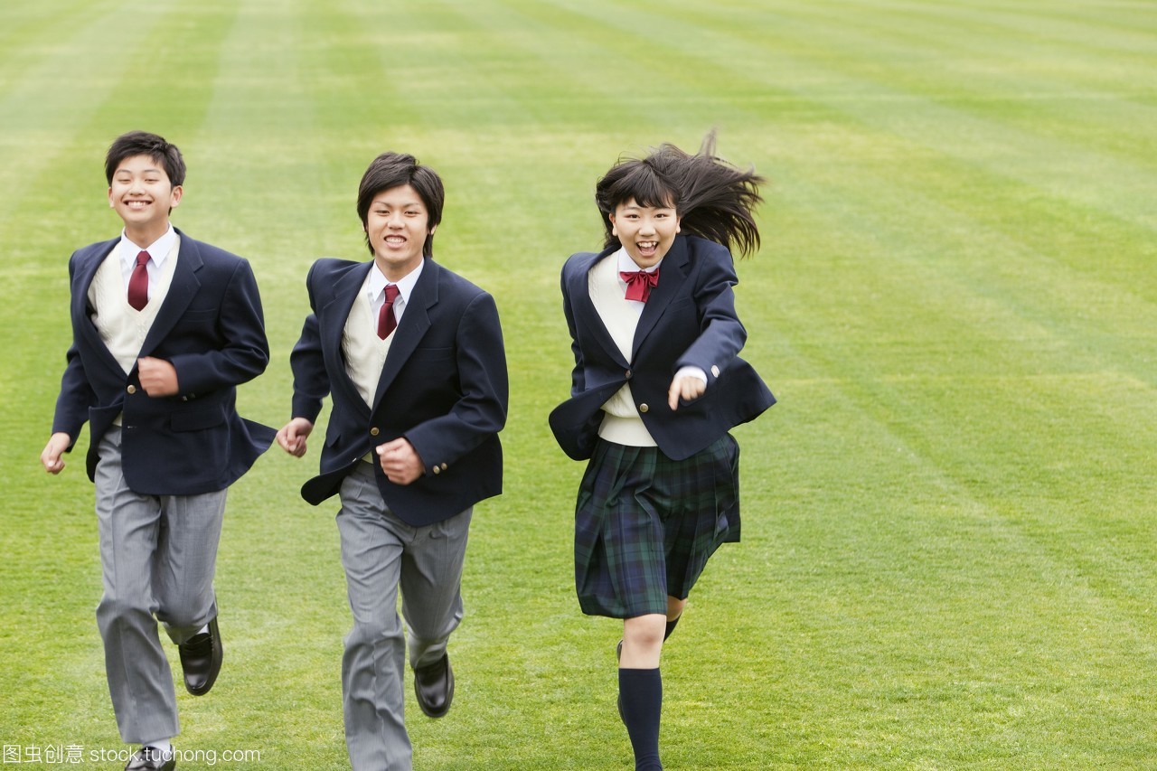四月,樂趣,顧盼,草坪,活力,西裝外套,戶外,高中生,均勻,生活方式,前,女孩,全身,年青人,三個(gè)人,中學(xué)生,人,跑,男孩,全身像,匹敵,日本人,友誼,2012年,同學(xué),16歲至19歲,amana,13歲到15歲,快樂童年