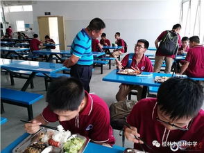 動(dòng)態(tài) 桂林市教育局局長(zhǎng)唐建林視察桂林中學(xué)過渡校區(qū)食品安全衛(wèi)生工作