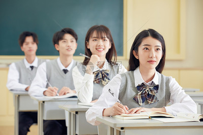 中學(xué)生認真聽教師授課高清圖片下載-正版圖片501628226