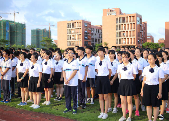 回顧思考 儀式助力成長 --記廈門雙十中學(xué)漳州分校2016-2017學(xué)年高中部閉學(xué)儀式